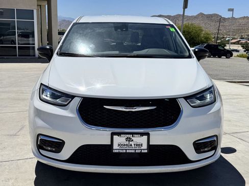 Used 2024 Chrysler Pacifica Touring-L FWD image 2