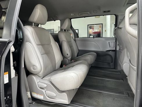 Used 2018 Toyota Sienna XLE image 15