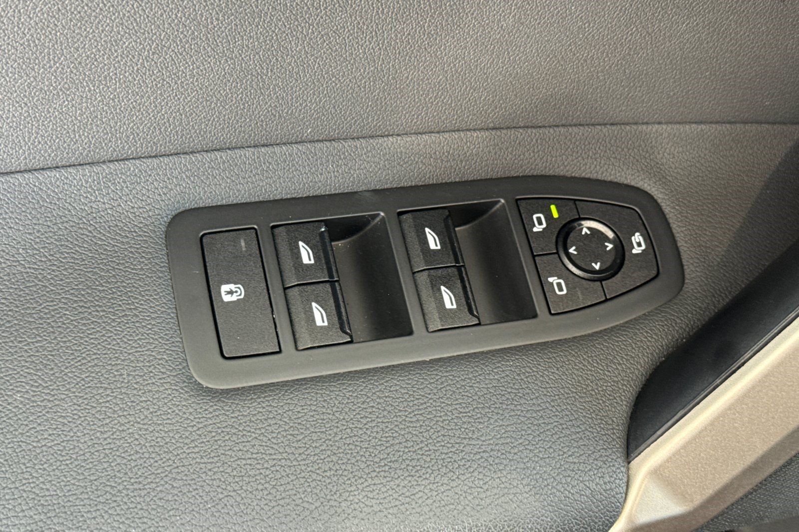 Used 2024 BMW iX xDrive50 w/ Sport Package AWD/4WD image 13