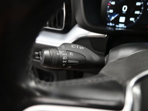 Used 2020 Volvo XC60 T5 Momentum w/ Protection Package Premier image 17