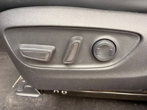Used 2023 Toyota Highlander XLE AWD/4WD image 10