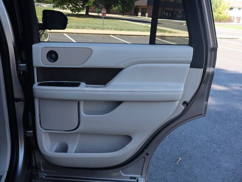 Used 2018 Lincoln Navigator Reserve w/ Technology Package AWD/4WD image 27