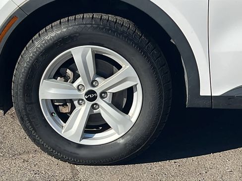 Used 2022 Kia Sorento LX image 9