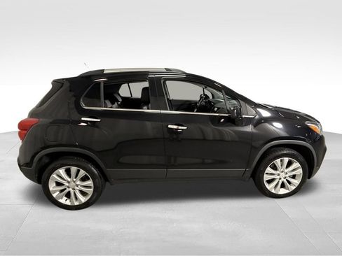 Used 2017 Chevrolet Trax Premier w/ Driver Confidence II Package AWD/4WD image 11