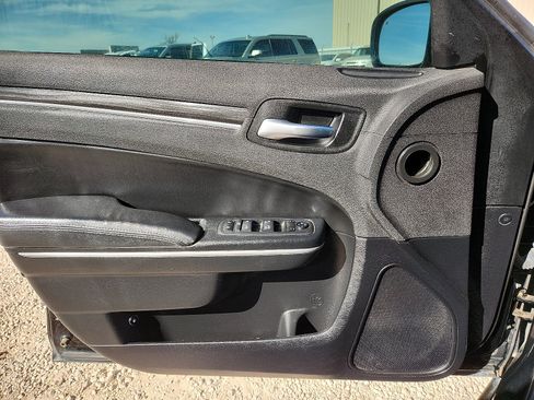 Used 2018 Chrysler 300 Touring w/ Chrome Appearance Package image 13