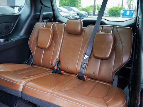 Used 2017 Chrysler Pacifica Limited image 22