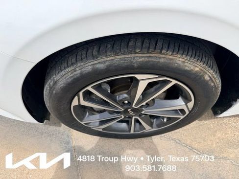 Used 2024 Kia Forte LXS w/ LXS Technology Package FWD image 4