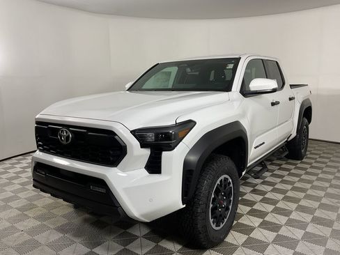 Used 2025 Toyota Tacoma 4x4 Double Cab image 3