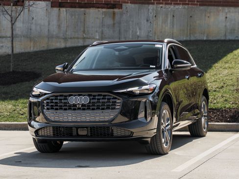 Certified 2025 Audi Q5 Premium w/ Convenience Package image 7