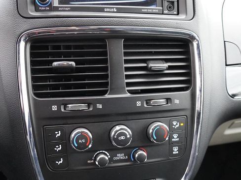 Used 2018 Dodge Grand Caravan SXT image 21