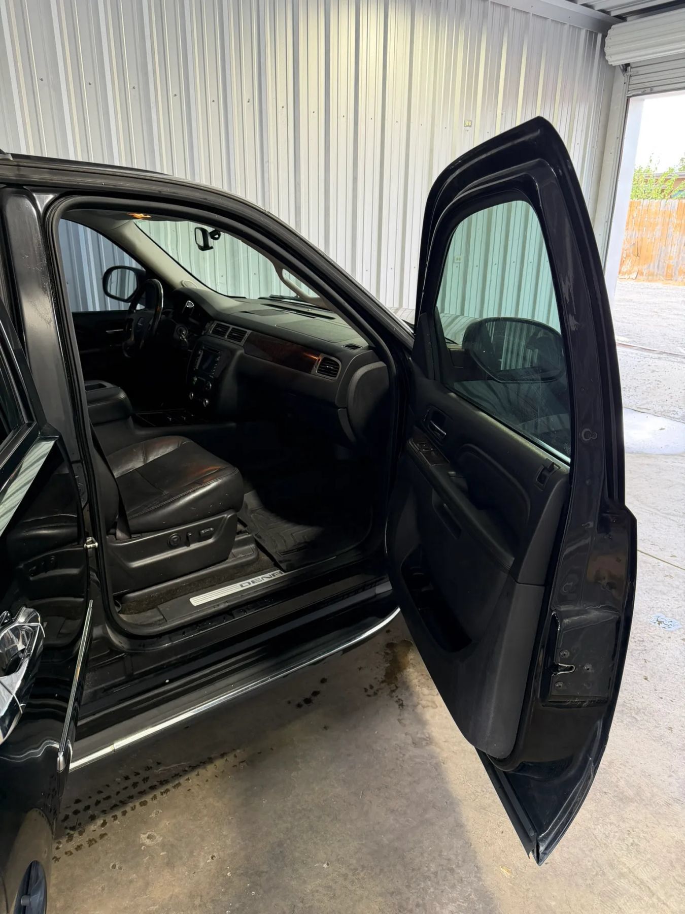 Used 2011 GMC Yukon Denali RWD image 22