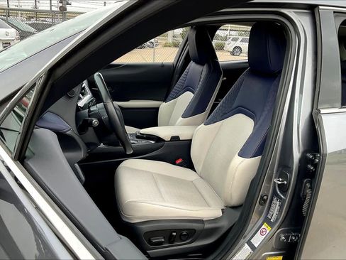 Used 2019 Lexus UX 200 image 6