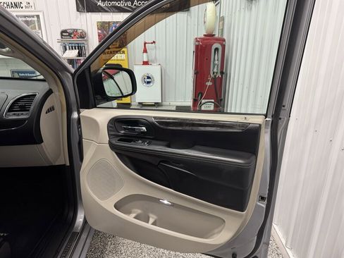 Used 2014 Chrysler Town & Country Touring image 32
