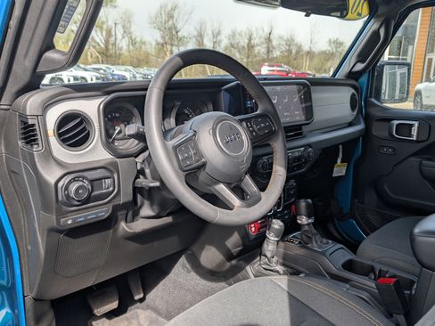 Used 2024 Jeep Wrangler Willys AWD/4WD image 9