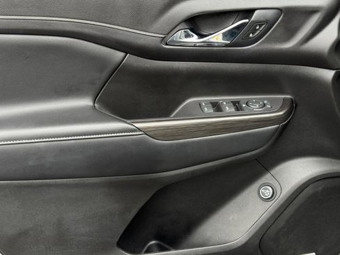 Used 2019 GMC Acadia SLT w/ LPO, Black Accent Package AWD/4WD image 14