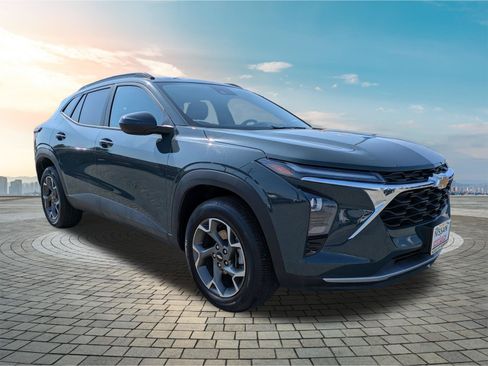 Used 2025 Chevrolet Trax LT FWD image 2