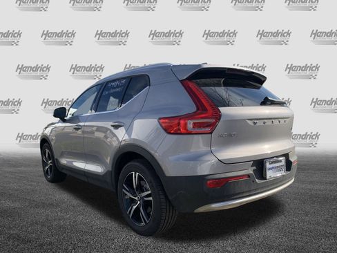 Used 2025 Volvo XC40 B5 Core image 8
