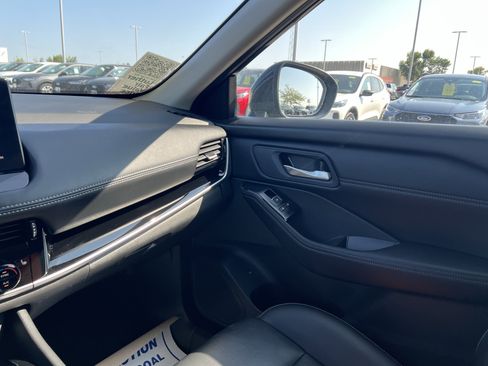 Used 2024 Nissan Rogue SL image 11