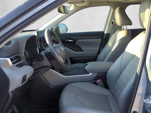 Certified 2023 Toyota Highlander XLE image 10