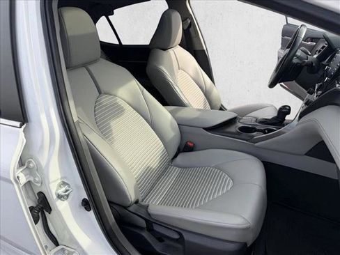 Used 2022 Toyota Camry SE image 18