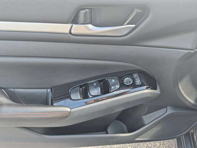 Used 2025 Nissan Altima 2.5 SR FWD image 13