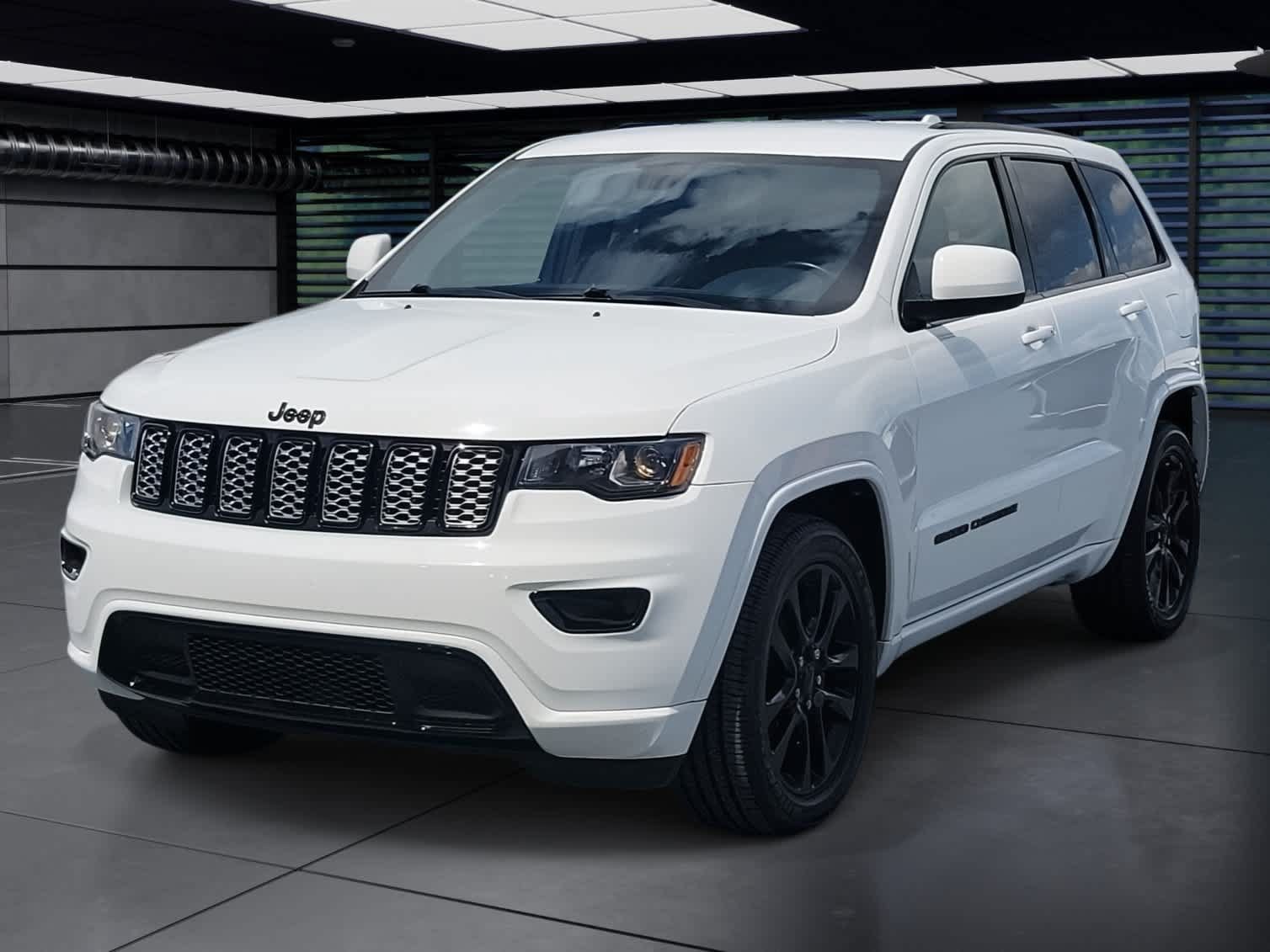 Used 2020 Jeep Grand Cherokee Altitude RWD image 1