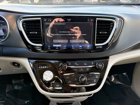 Certified 2024 Chrysler Pacifica Touring-L FWD image 26
