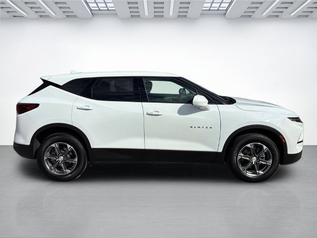 Used 2025 Chevrolet Blazer LT AWD/4WD image 3
