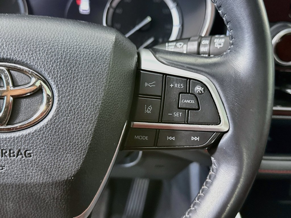 Used 2022 Toyota Highlander XSE FWD image 12