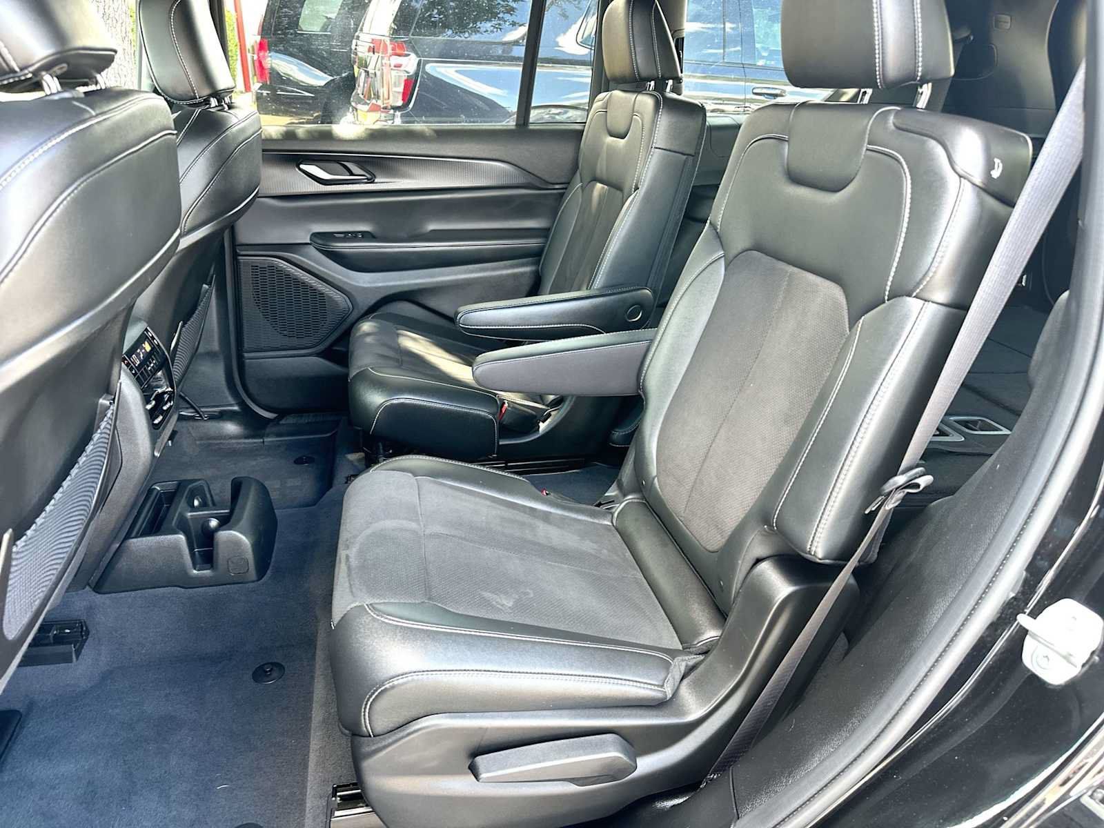 Used 2023 Jeep Grand Cherokee L Laredo AWD/4WD image 23