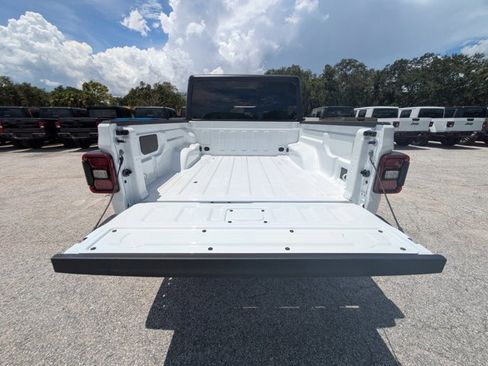 New 2025 Jeep Gladiator Rubicon image 11