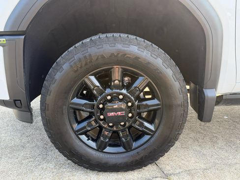 Used 2025 GMC Sierra 2500 AT4 w/ Technology Package AWD/4WD image 11