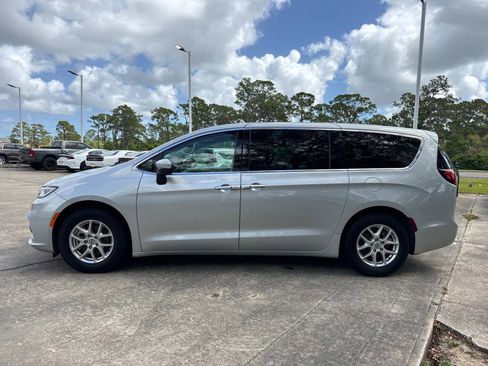 Certified 2023 Chrysler Pacifica Touring-L FWD image 6