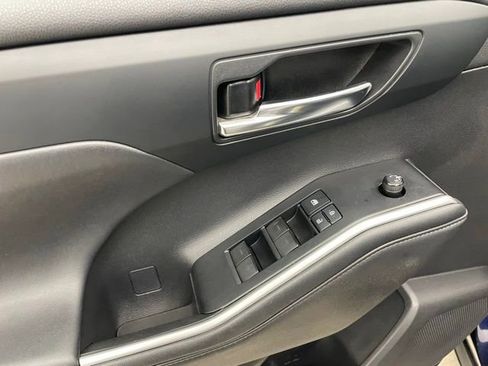Used 2021 Toyota Highlander XLE AWD/4WD image 12