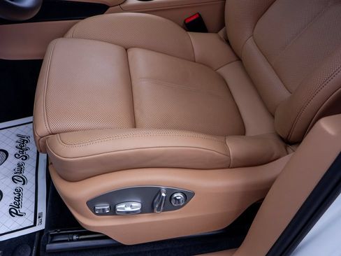 Certified 2026 Porsche Macan AWD/4WD image 13