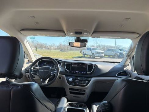 Used 2023 Chrysler Pacifica Touring-L FWD image 21