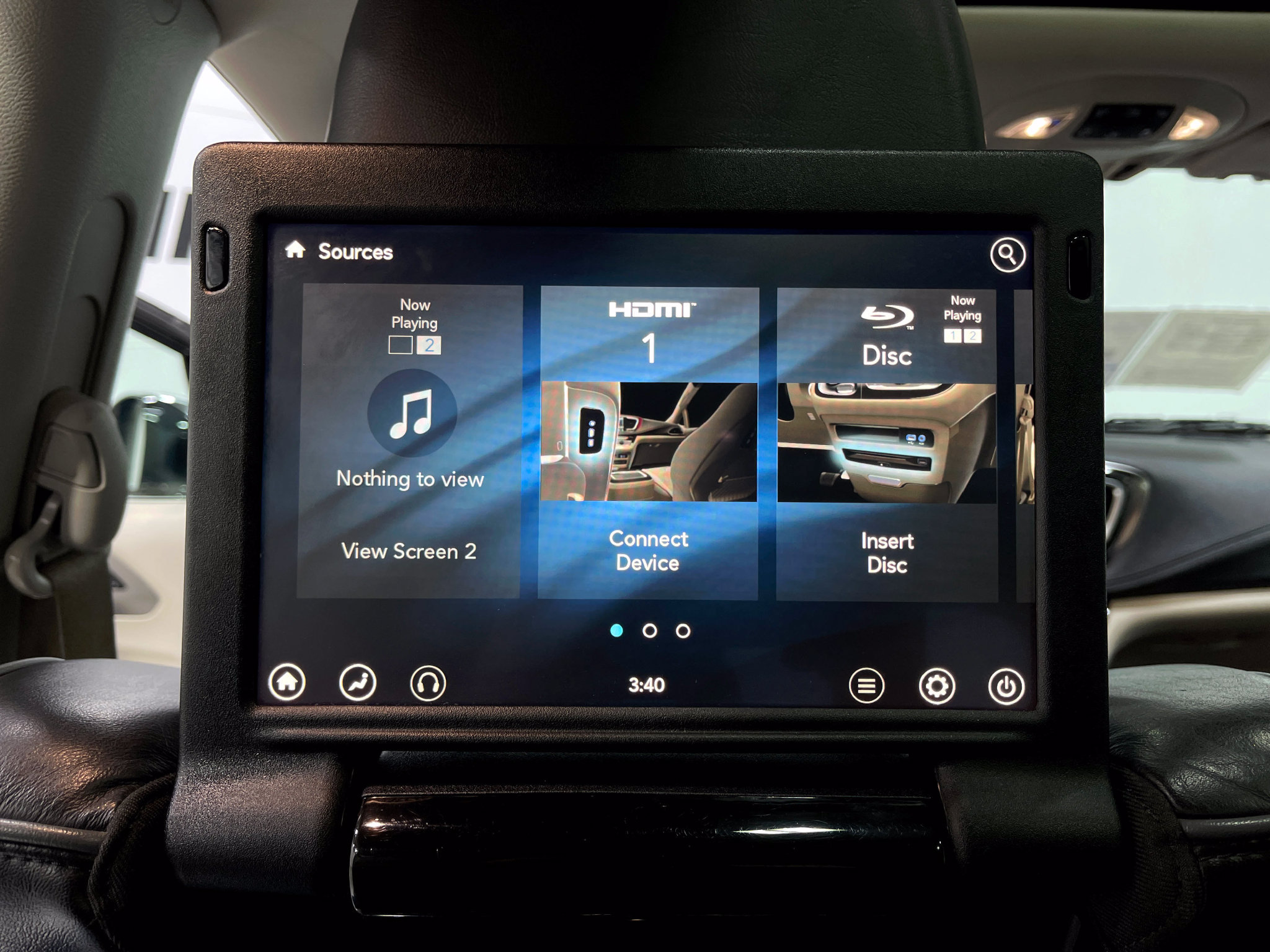 Used 2018 Chrysler Pacifica Limited w/ Tire & Wheel Group FWD image 12