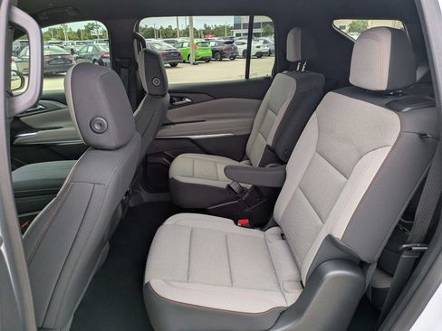 Used 2025 Chevrolet Traverse LT FWD image 17