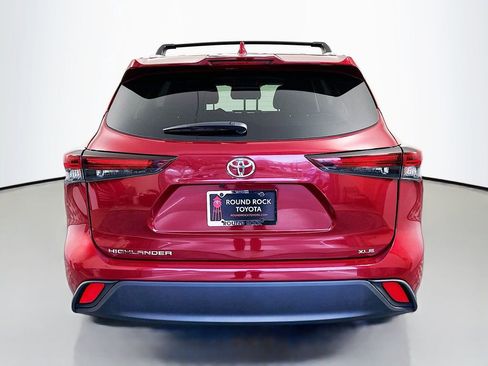 Used 2025 Toyota Highlander XLE image 6