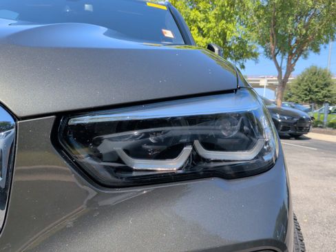 Used 2022 BMW X5 xDrive40i w/ M Sport Package AWD/4WD image 3
