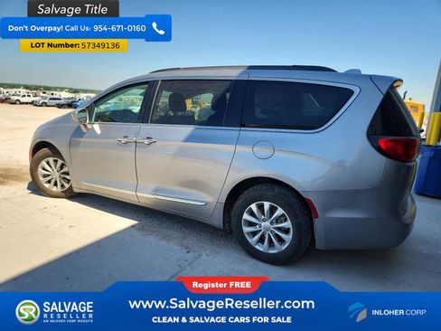 Used 2017 Chrysler Pacifica Touring-L FWD image 3