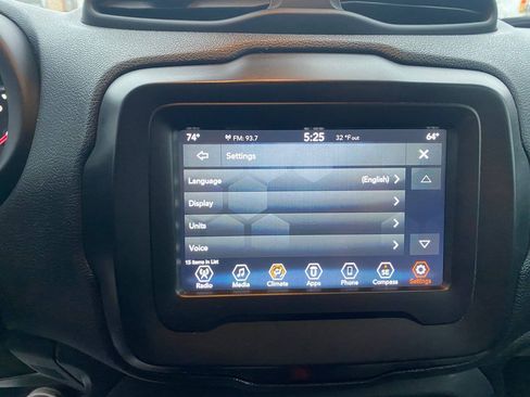 Used 2019 Jeep Renegade Latitude FWD image 23