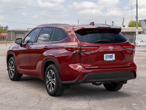 Used 2023 Toyota Highlander XLE FWD image 6