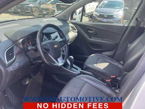 Used 2018 Chevrolet Trax LT w/ LT Convenience Package AWD/4WD image 2