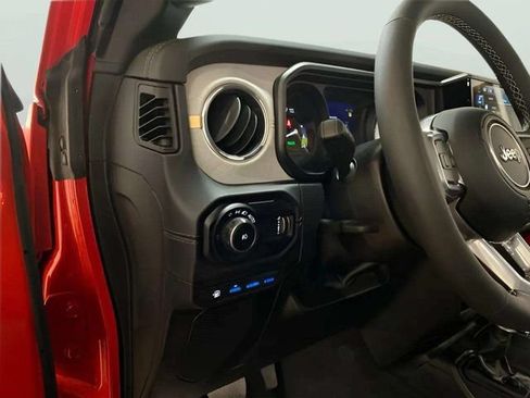 Used 2025 Jeep Wrangler Unlimited Sahara w/ Safety Group AWD/4WD image 16