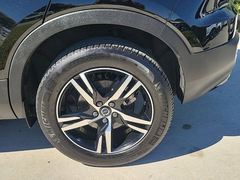 Used 2023 Volvo XC40 B5 Plus image 4