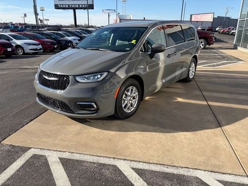 Used 2023 Chrysler Pacifica Touring-L image 2