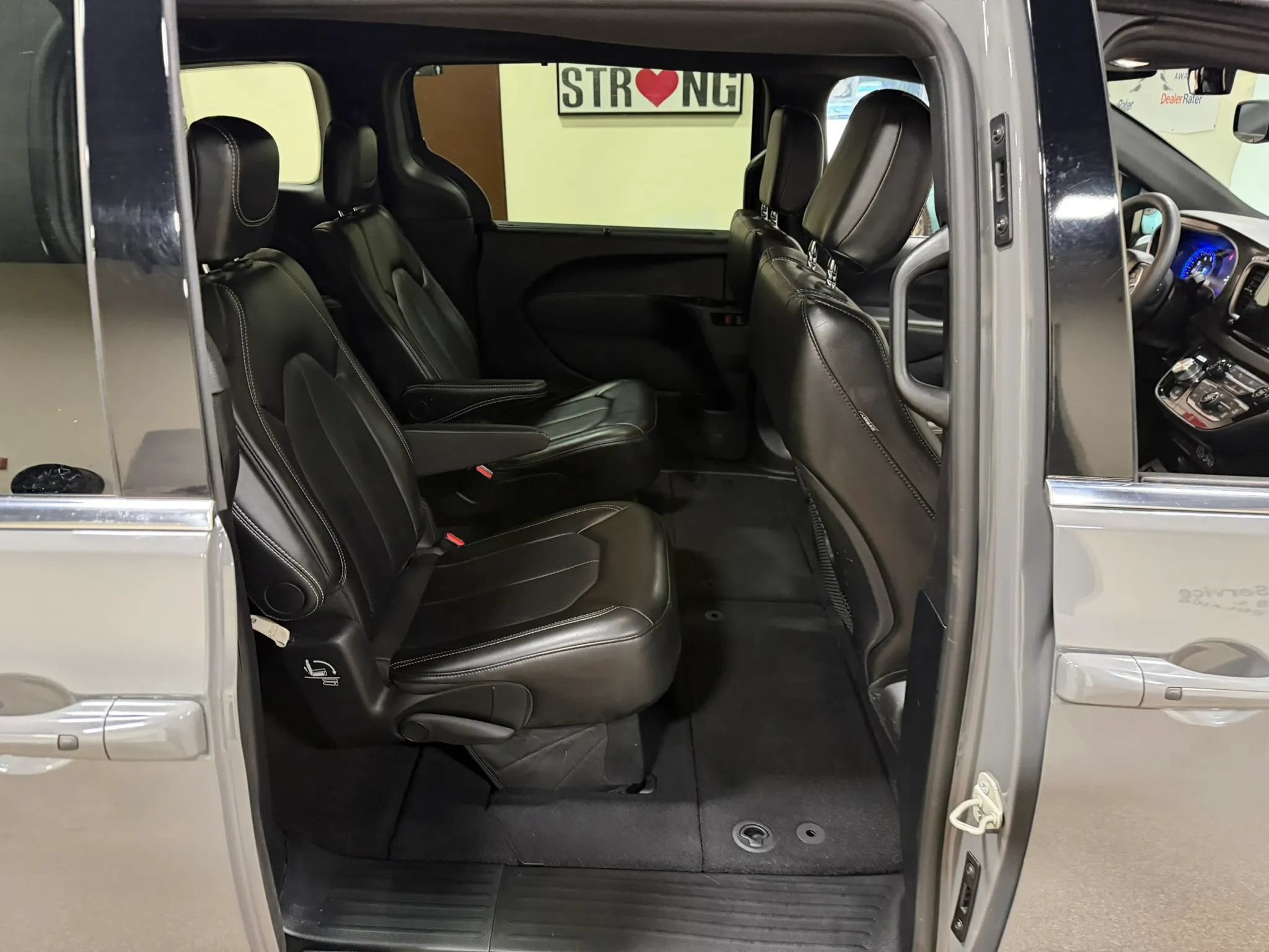 Used 2025 Chrysler Pacifica Select FWD image 28
