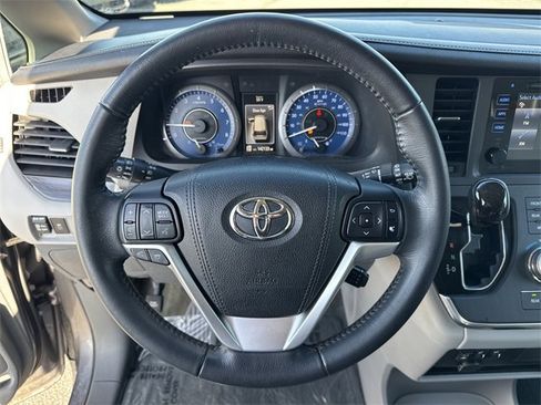 Used 2015 Toyota Sienna L image 23