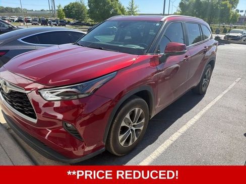 Used 2023 Toyota Highlander XLE FWD image 2